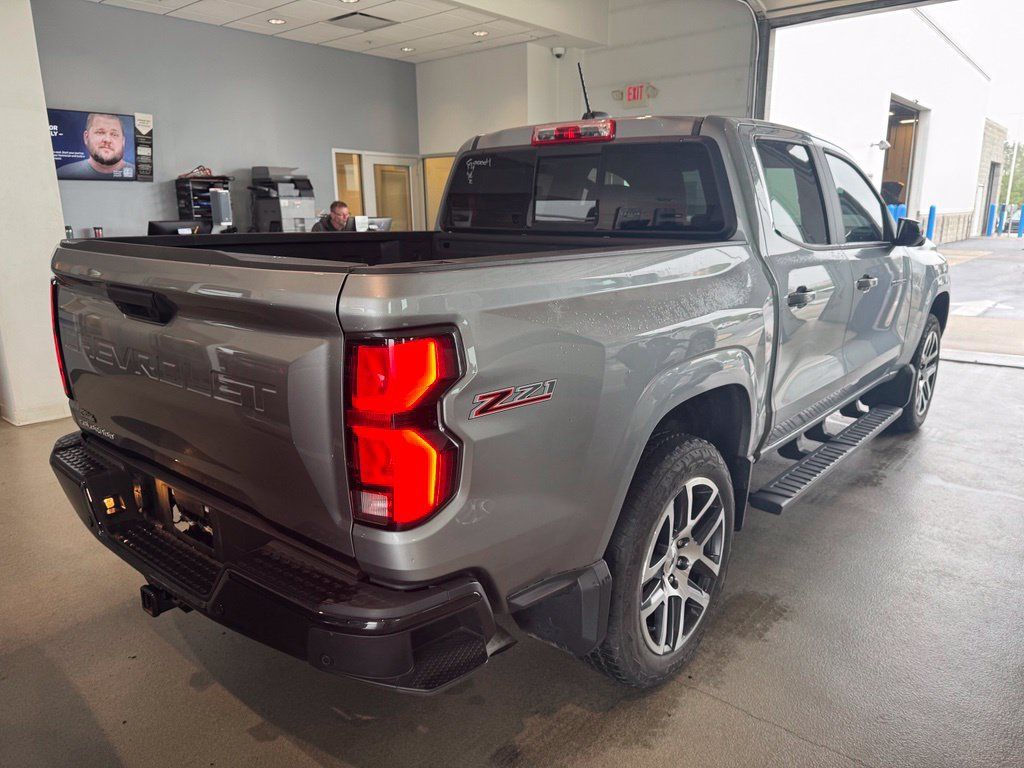 Used 2024 Chevrolet Colorado Z71 w/ Z71 Convenience Package 2 AWD/4WD image 3