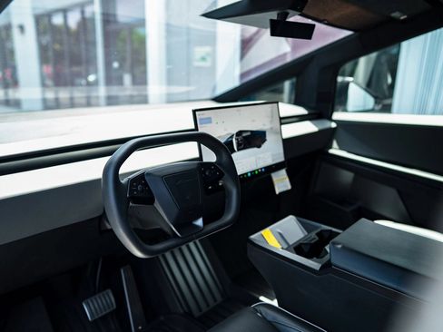 Used 2024 Tesla Cybertruck AWD Crew Cab image 31