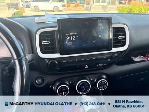 Used 2023 Hyundai Venue Limited FWD image 4