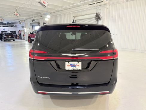 Used 2025 Chrysler Pacifica Select FWD image 26