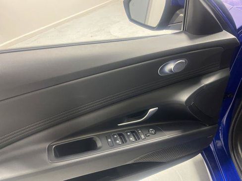 New 2025 Hyundai Elantra Limited FWD image 6