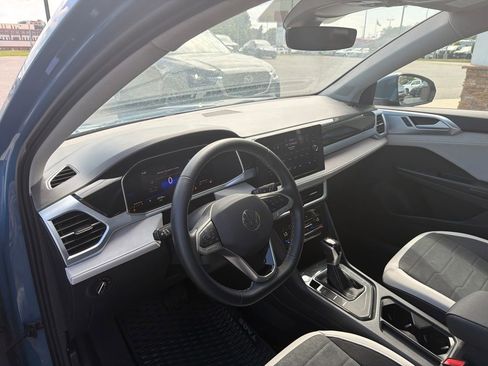 Used 2025 Volkswagen Taos SE w/ Panoramic Sunroof Package FWD image 4