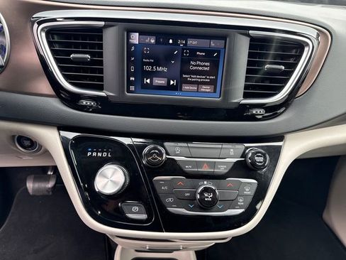 Used 2023 Chrysler Voyager LX image 11