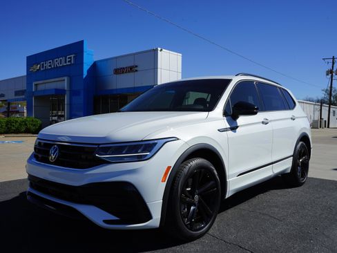 Used 2024 Volkswagen Tiguan SE R-Line image 1