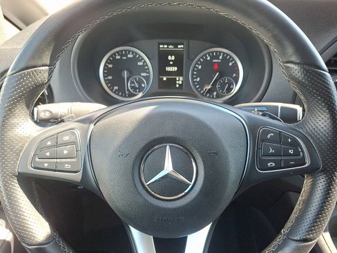 Used 2023 Mercedes-Benz Metris image 21