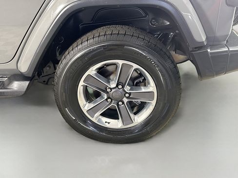 Used 2021 Jeep Wrangler Unlimited Sahara AWD/4WD image 37