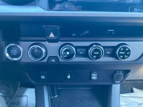 Used 2017 Toyota Tacoma TRD Sport w/ Tow Package (A/T) image 15