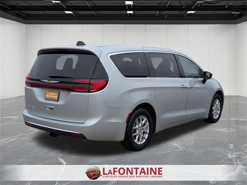 Certified 2024 Chrysler Pacifica Touring-L image 5