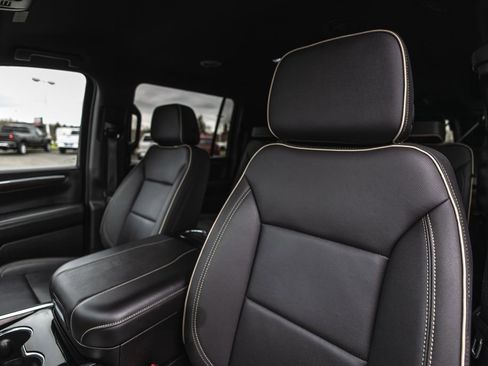 Used 2025 Chevrolet Suburban Premier image 24