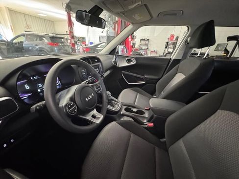 Certified 2025 Kia Soul LX w/ LX Technology Package FWD image 8