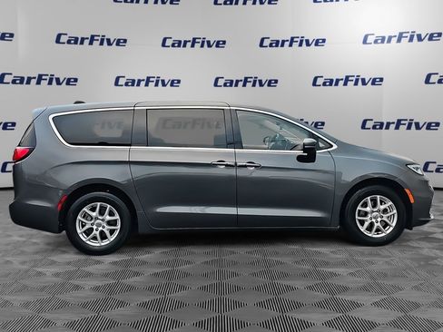 Used 2023 Chrysler Pacifica Touring-L image 7