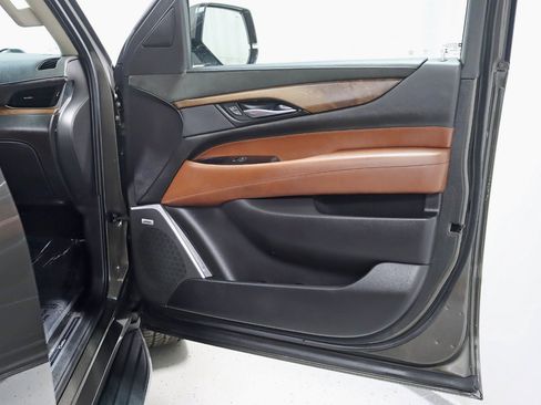 Used 2020 Cadillac Escalade Luxury AWD/4WD image 36