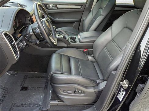 Used 2023 Porsche Cayenne Platinum Edition image 17