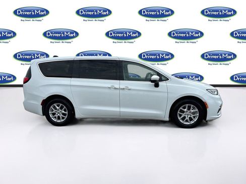 Used 2023 Chrysler Pacifica Touring-L FWD image 8