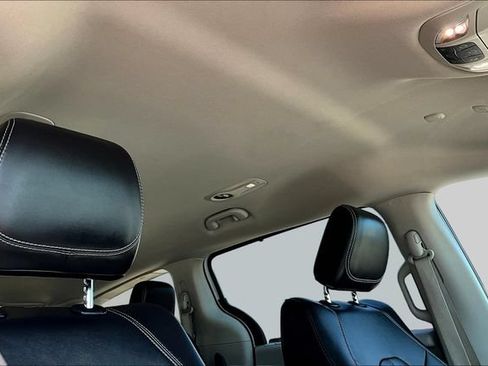 Used 2024 Chrysler Pacifica Touring-L FWD image 30