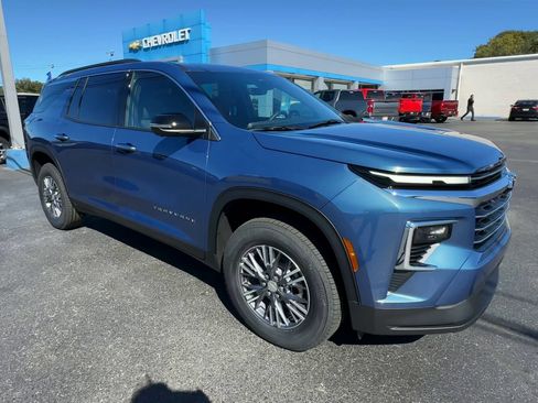 Used 2026 Chevrolet Traverse LT w/ Driver Confidence Package FWD image 2