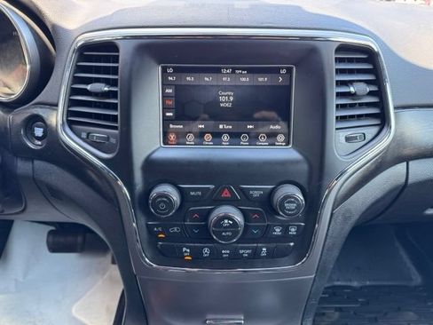 Used 2018 Jeep Grand Cherokee Laredo AWD/4WD image 19