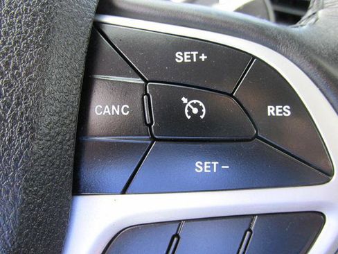 Used 2017 Jeep Cherokee Trailhawk w/ Cold Weather Group AWD/4WD image 16
