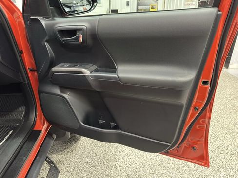 Used 2018 Toyota Tacoma TRD Sport AWD/4WD image 26