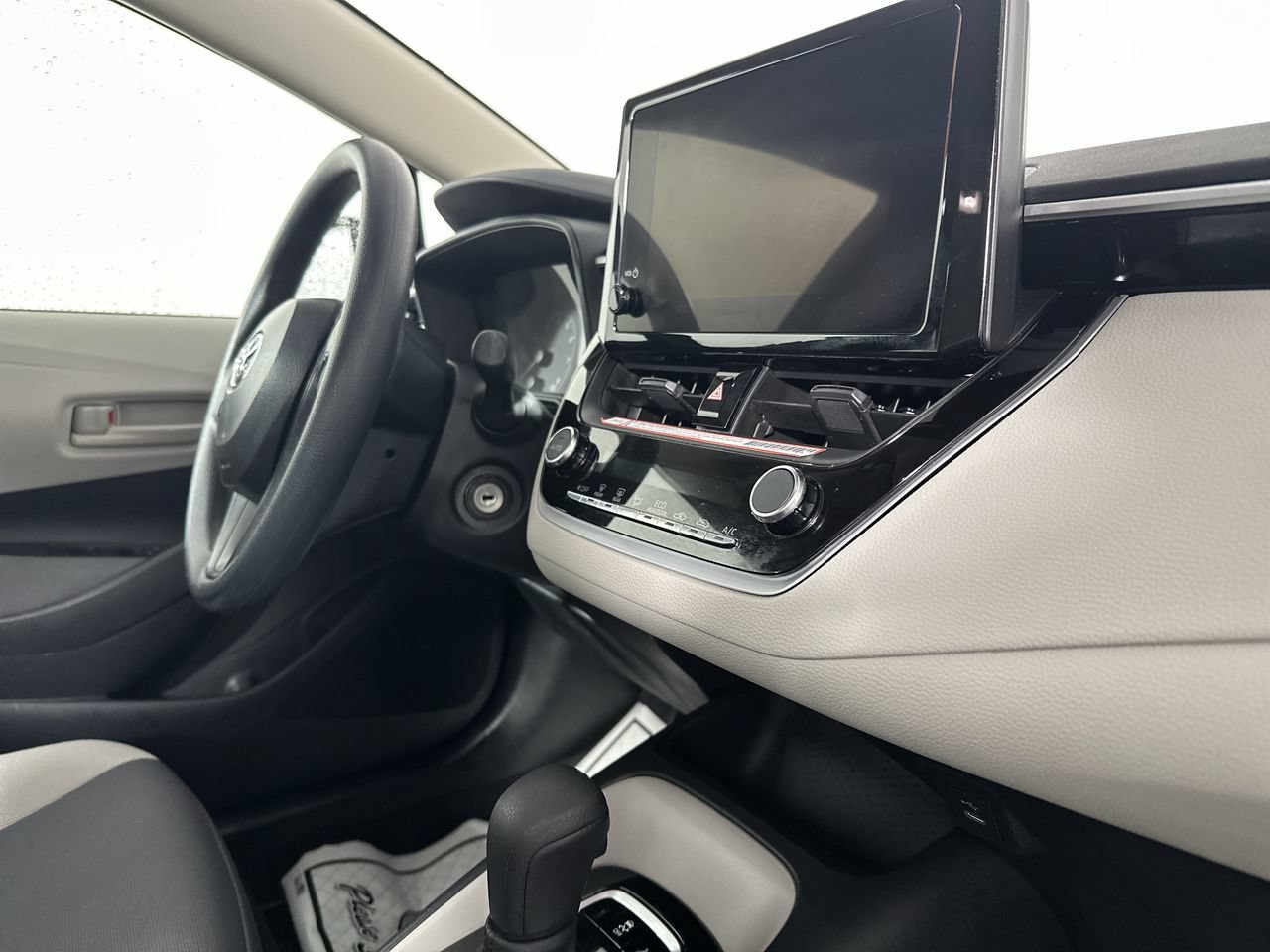 Used 2025 Toyota Corolla LE FWD image 15