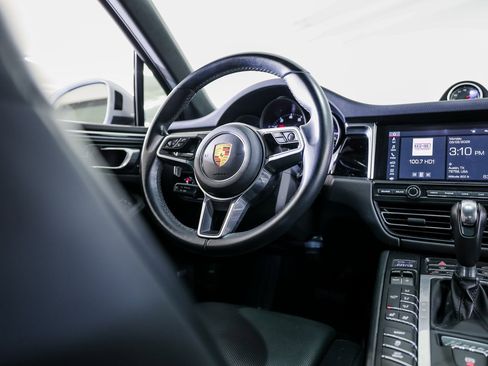 Certified 2021 Porsche Macan image 27