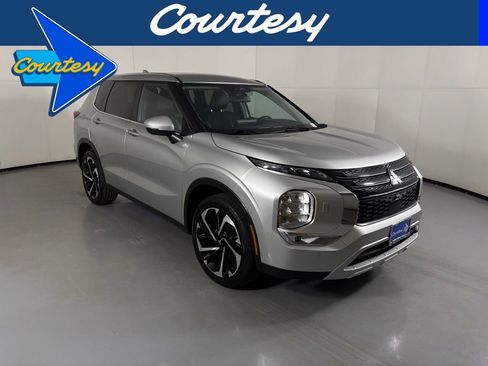 Used 2024 Mitsubishi Outlander SE image 1