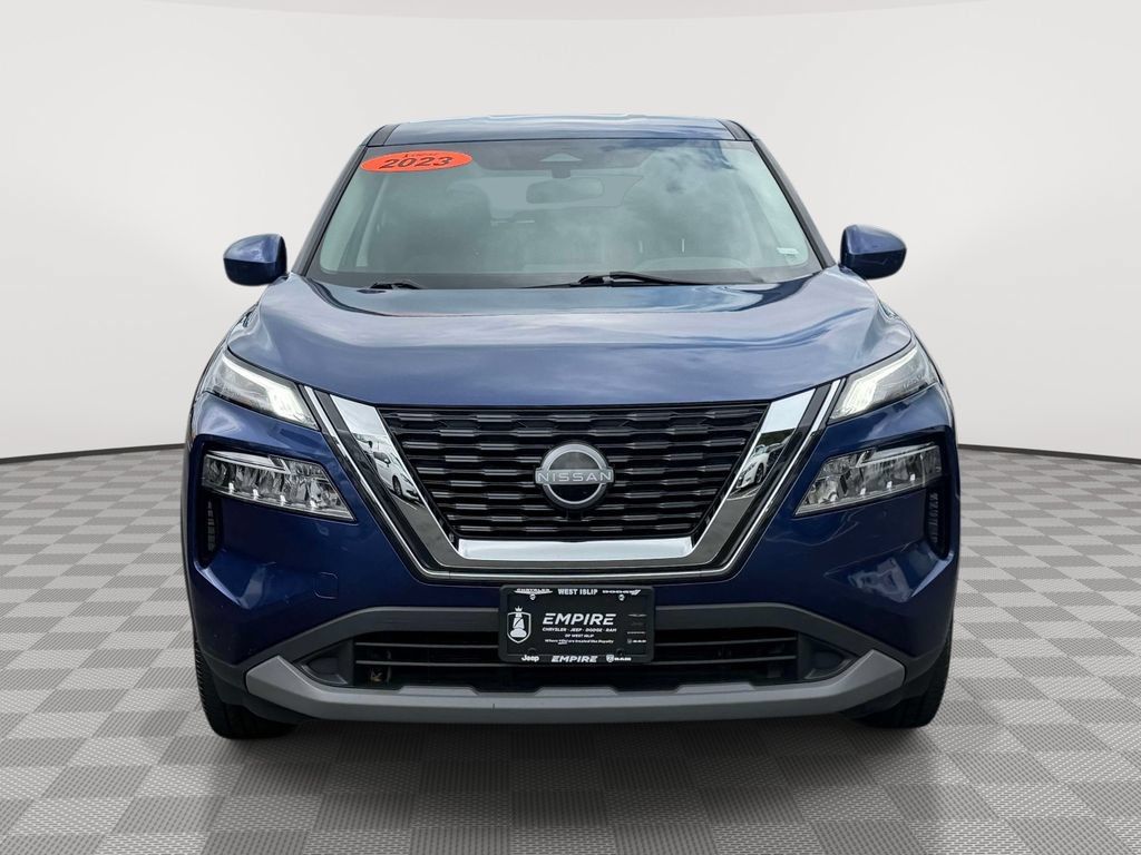 Used 2023 Nissan Rogue SV FWD image 2