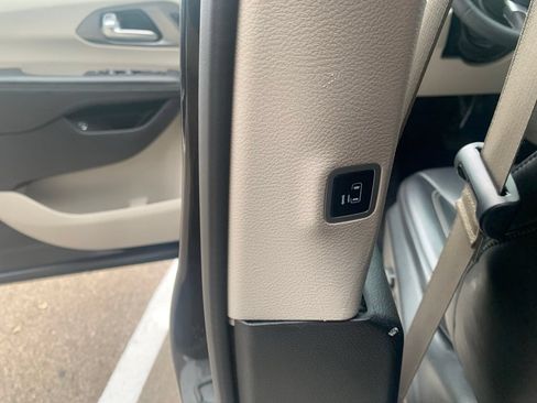 Used 2023 Chrysler Pacifica Touring-L FWD image 32