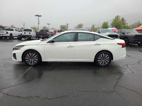 Used 2025 Nissan Altima 2.5 SV FWD image 11