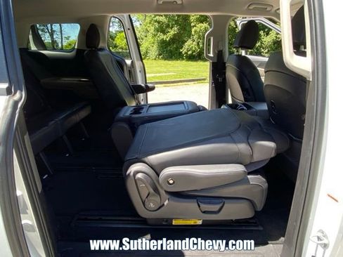 Used 2025 Kia Carnival FWD image 32