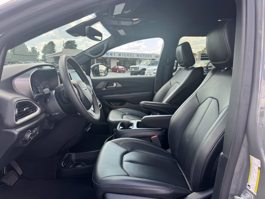 Used 2025 Chrysler Pacifica Select FWD image 5