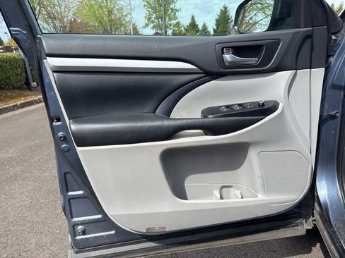 Used 2019 Toyota Highlander XLE image 18