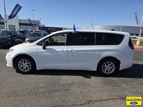 Used 2024 Chrysler Pacifica Touring-L FWD image 4
