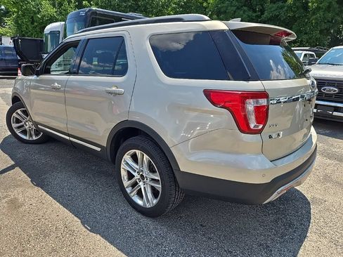 Used 2017 Ford Explorer XLT w/ Equipment Group 202A AWD/4WD image 8