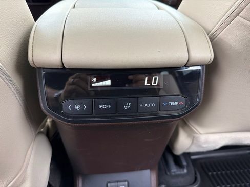 Used 2022 Toyota Highlander XLE AWD/4WD image 9