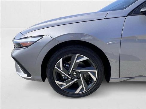 New 2025 Hyundai Elantra SEL image 10