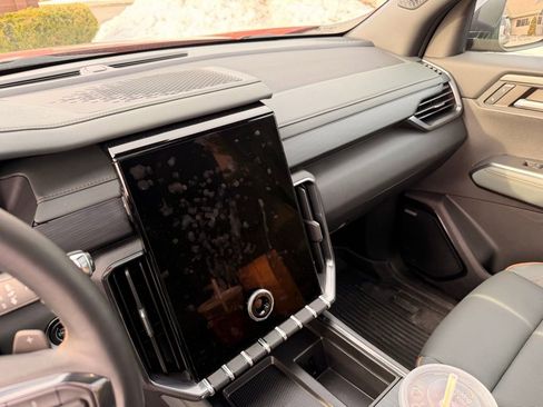 Used 2024 GMC Acadia AT4 w/ Luxury Package image 4