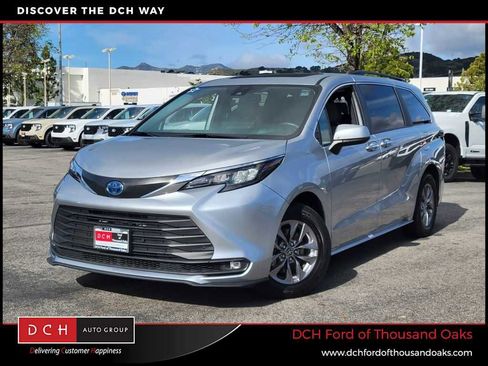 Used 2025 Toyota Sienna XLE FWD image 1
