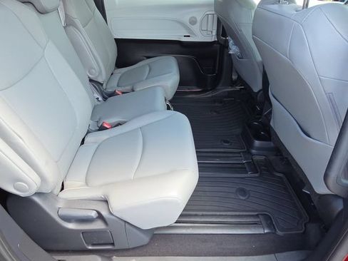 Used 2025 Toyota Sienna XLE w/ XLE Plus Package FWD image 17