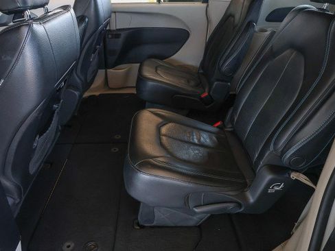 Used 2021 Chrysler Pacifica Touring-L FWD image 29