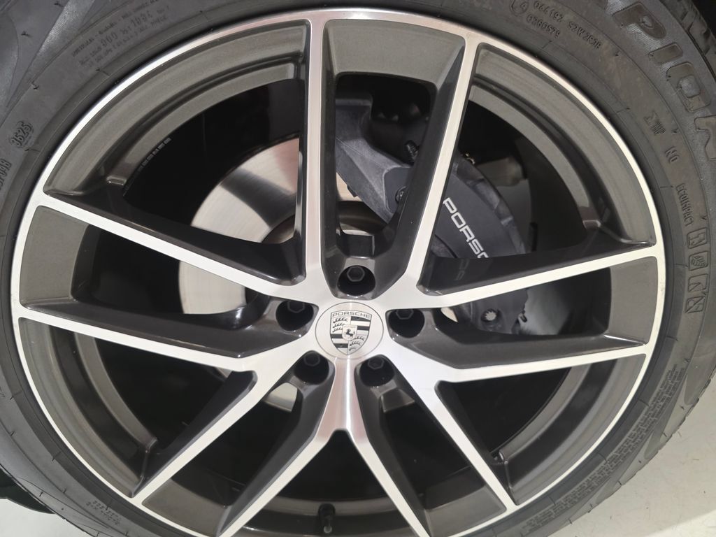 Certified 2026 Porsche Macan AWD/4WD image 11