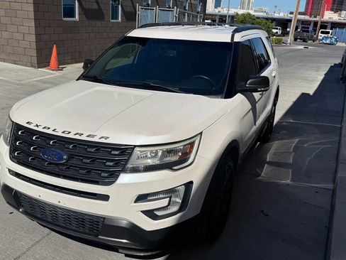 Used 2017 Ford Explorer XLT w/ Equipment Group 202A AWD/4WD image 10