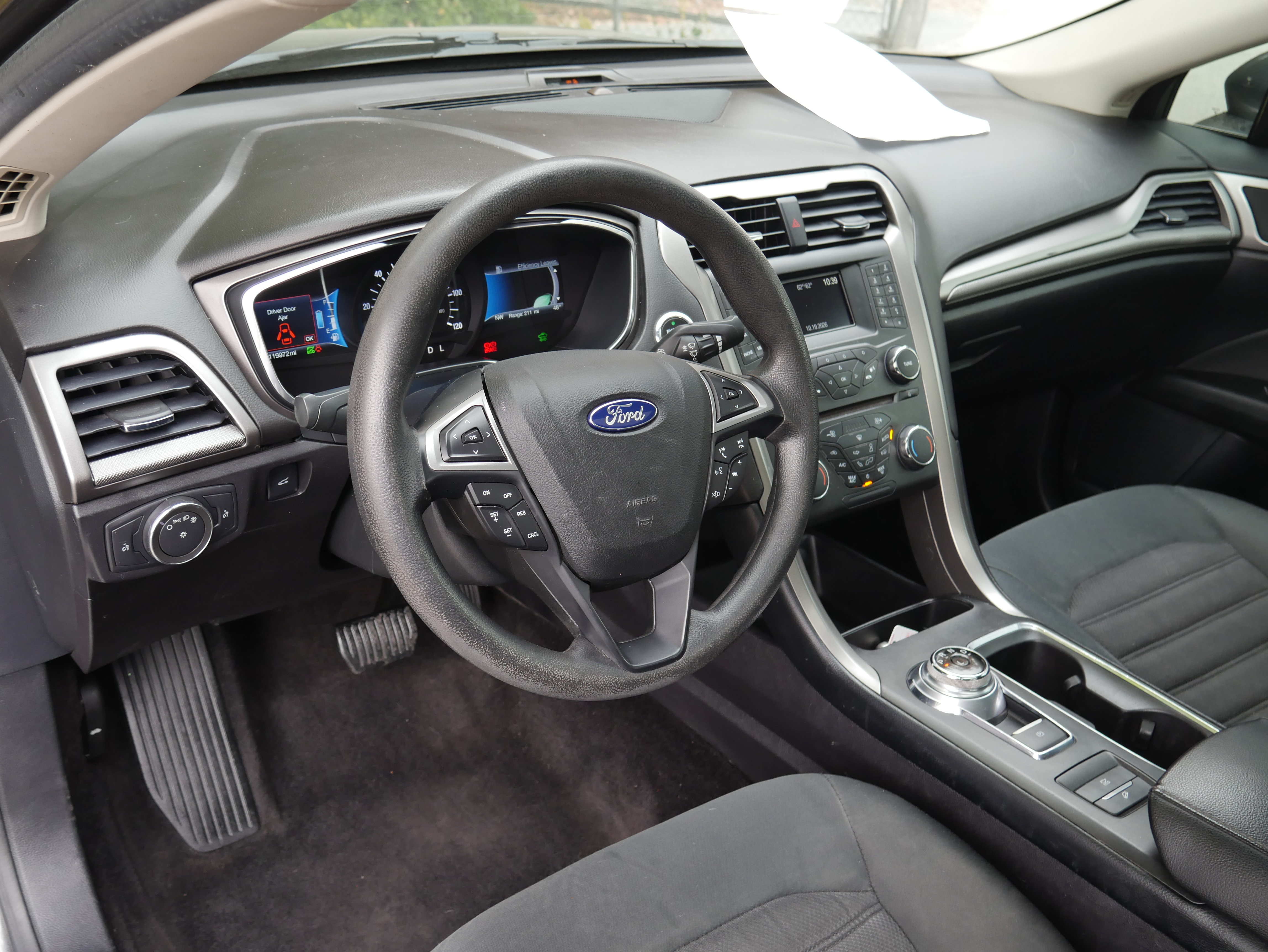 Used 2017 Ford Fusion SE FWD image 4