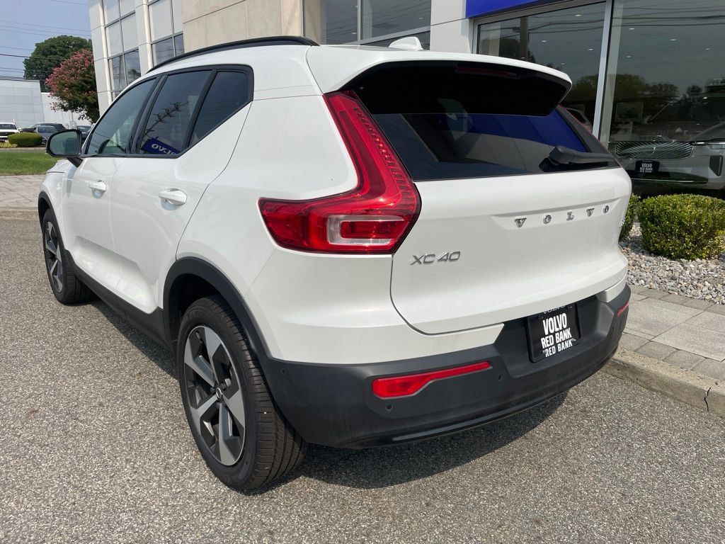 Used 2025 Volvo XC40 B5 Plus AWD/4WD image 3