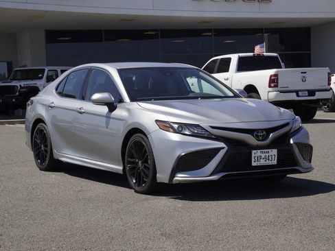Used 2023 Toyota Camry XSE FWD image 2