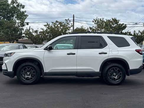 Certified 2025 Honda Pilot TrailSport image 7