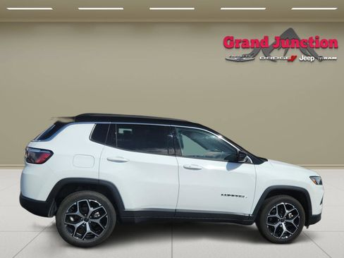 Used 2025 Jeep Compass Limited AWD/4WD image 3