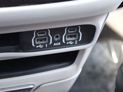 Used 2023 Chrysler Pacifica Touring-L image 41