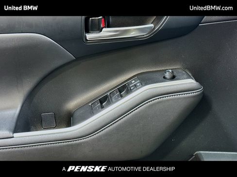 Used 2023 Toyota Highlander XLE FWD image 3