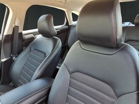 Used 2018 Ford Fusion SE w/ Equipment Group 201A FWD image 15